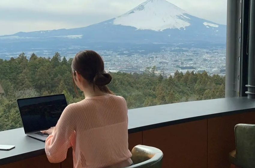  富士山を望むリゾートホテルがバーを改装し、ワーケーションプランを販売、1時間1650円～