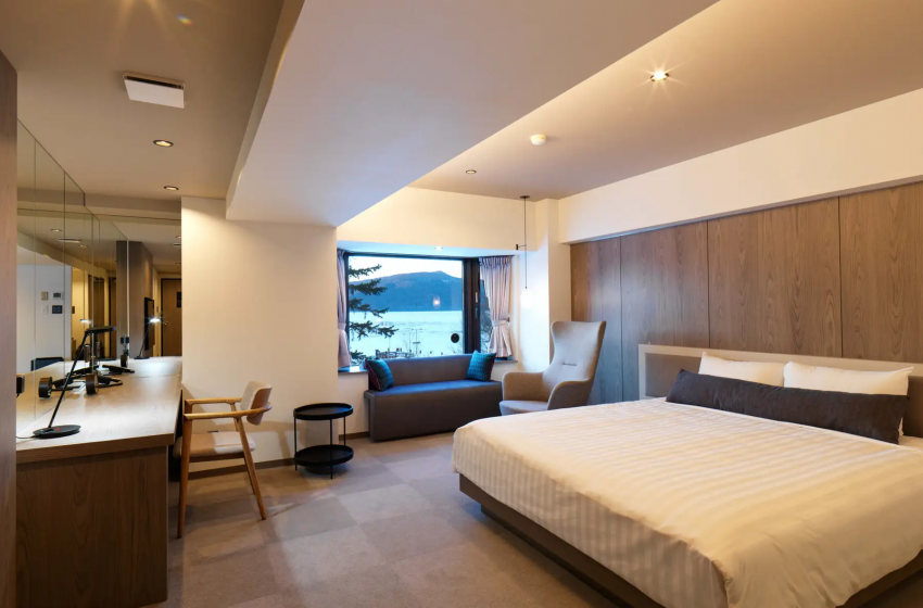  北海道・阿寒町のリゾートホテルが長期滞在を見据えて客室を改修、ワーケーション対応のカウンターデスクも