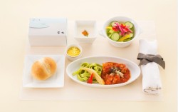 JAL、国内線ファーストクラスで食事時間帯を変更、「昼食」と「茶菓」を新設定