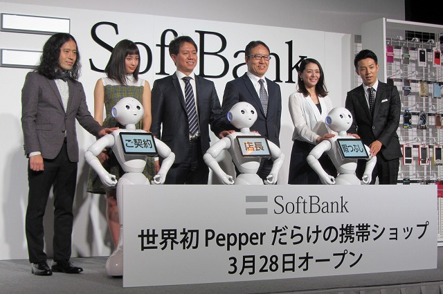 旅行・観光でもロボット「Pepper」続々、“賑やかし”から接客の実務補助など本格化　－Pepper World 2016