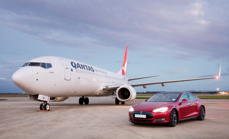 【動画】カンタス航空と高級電気自動車テスラはどちらが速いのか？　加速度テストで技術革新をアピール