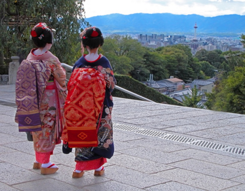 京都市、祇園の混雑対策で多言語マナー啓発、ガイドから旅行者に周知要請、市内にライブカメラ新設も