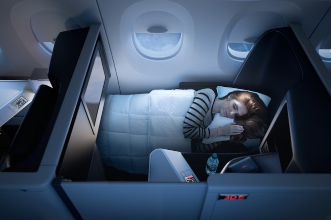 デルタ航空、新ビジネスクラスの機内インテリアで表彰、スライド式ドアなどプライバシー重視が高評価