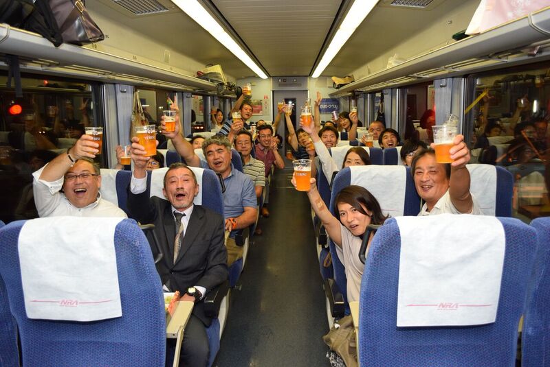 エビスビール飲み放題 特急レッドアロー号の車内にバーカウンター Kb Press