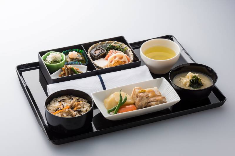 ANA、機内食サービスを刷新、昼食時間帯の拡大やエコノミー席で日本酒の提供など【写真】
