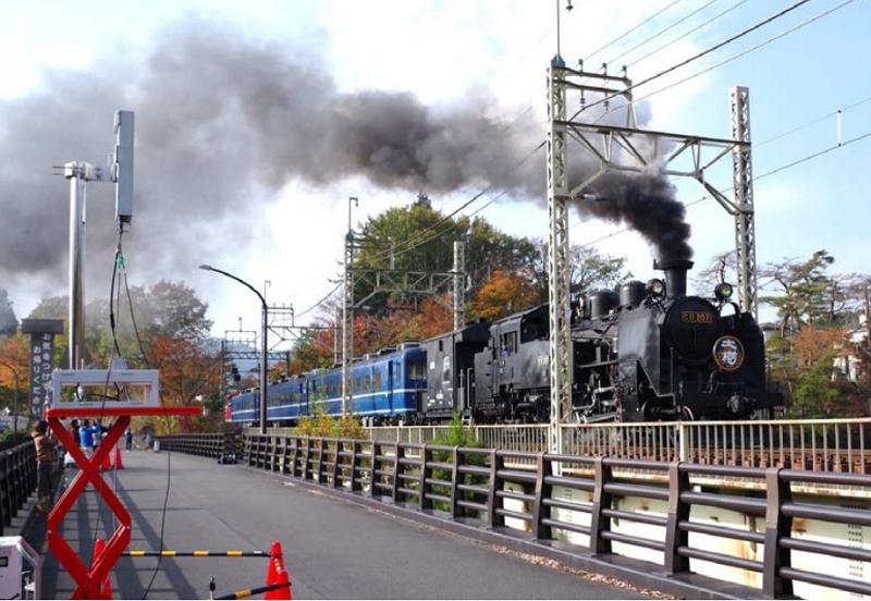 NTTドコモら、東武鉄道「SL大樹」で高精細映像の伝送実験、走行中の姿を「5G」で乗客に配信