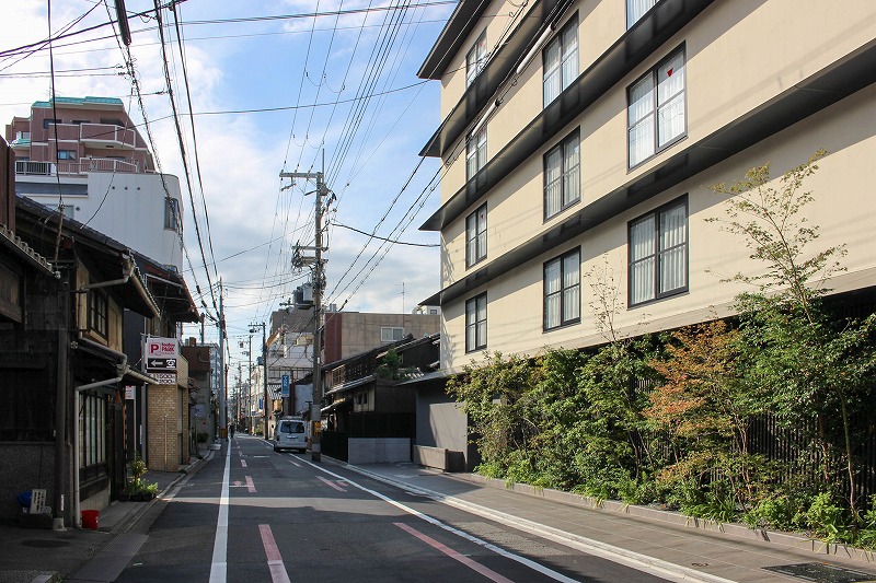 5棟で1つのホテル、京都に開業した初の「分散型ホテル」の取り組みを取材した - 地域生活と共存する観光のカタチを考える