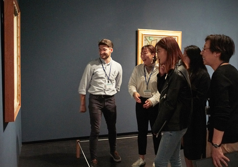 東京国立近代美術館、訪日客向けに展示作品を対話で解説する体験型 