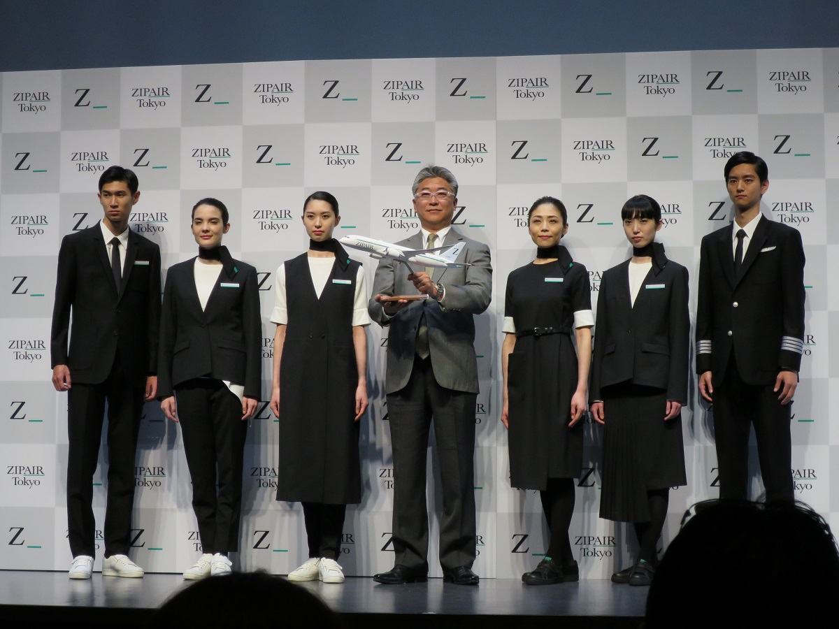 JALの新LCC「ZIPAIR（ジップエア）」が機体と制服のデザイン発表、西田社長「他社と違うことを」、スニーカー採用や20アイテム組合せなど