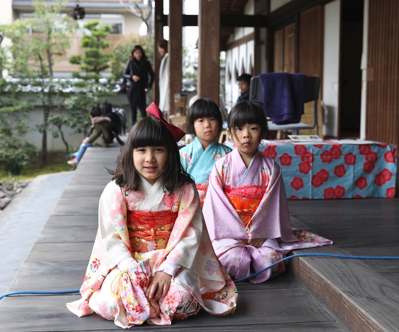 子連れ訪日客に水墨画など文化体験や縁日開催、地域の母親たちや学生が企画・運営、タビナカ企業が祇園祭期間中に