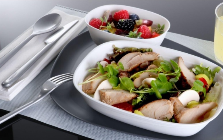 デルタ航空、エコノミー席での機内サービスを拡充、ウェルカムカクテル提供や前菜も選べるビストロスタイルの機内食に