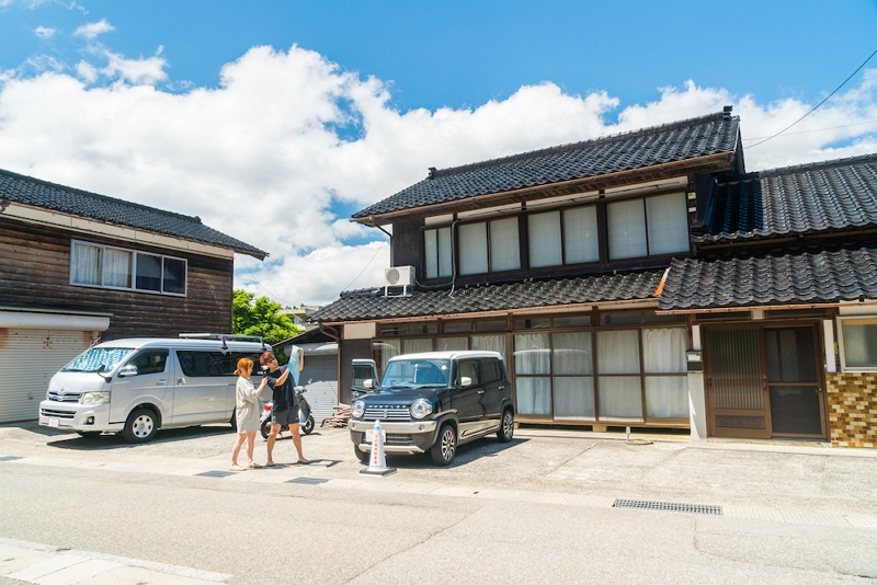 車中泊できる「駐車場と家」を提供する新サービス登場、中長期滞在や住所登録も、第一弾は能登で