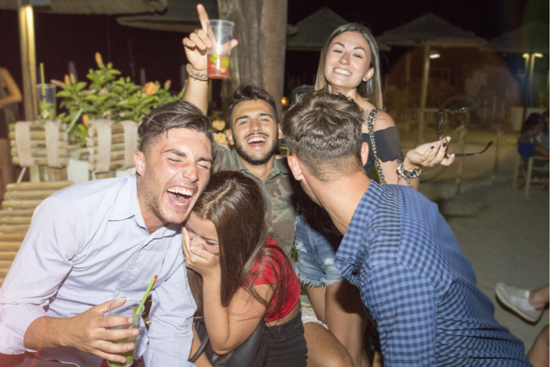 観光客の「過剰飲酒」に法規制、スペイン自治州で「観光公害」の対策、アルコール販売時間の制限など