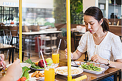 飲食店選びは「座席間隔」「換気」「消毒」がポイントに、女性のほうが衛生面を重視する傾向も