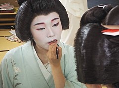 箱根の芸者さんの舞台裏を海外へライブ配信、化粧から着付け・舞踏まで密着、同時に箱根の魅力も