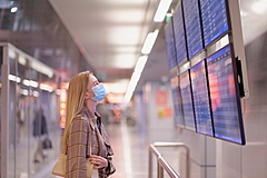 アメリカン航空、空港の非接触サービスを加速、アプリでデジタル搭乗券の受け取り可能に、自動チェックイン機でQRコード読み取り