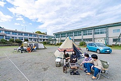 神奈川県の廃校がキャンプ場に、道具一式の貸出しも、ワーケーション利用も視野に