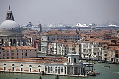 イタリア政府、オーバーツーリズム再発防止に向けて本腰、ベネチアへの大型クルーズ船の入港禁止を発効