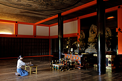 星のや京都、新年に清水寺で書き初め体験、重要文化財「経堂」で、和尚の説話も