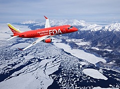 北海道オホーツクの「流氷」を航空機から眺めるツアー、1000メートルの低空旋回飛行で、クラブツーリズムが発売