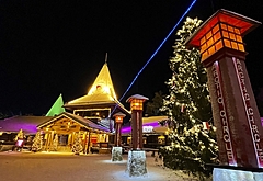 クリスマス迎えるフィンランドの「サンタクロース村」、再開で12月は好調、ただしサンタクロースとのハグは禁止【外電】