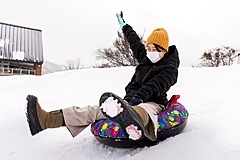 青森県・十和田湖畔に「雪のすべり台」、2月20日まで、観光庁事業活用で