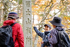 富士山信仰を追体験するツアー、1組限定の完全プライベートで、子連れ家族のサポートも