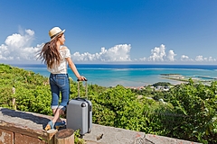 沖縄県2市で観光まちづくりへの実証実験、NECと自治体、地元企業らが共同で、ツアーに観光型MaaS組み込み