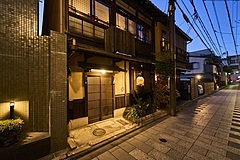 京都祇園に観光複合施設が開業、築100年以上の京町やを改修、観光案内からカフェ、コワーキングスペースまで