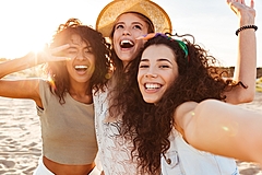 米・女性誌「コスモポリタン」が旅行予約サイトを立ち上げ、若者向けにテイラーメイド旅行、おすすめ旅行アイテムも