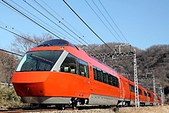 特急ロマンスカー車内で、本1冊を10分に要約したコンテンツを無償提供、厳選の10冊を月替わりで
