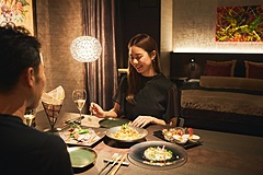 東京・六本木のホテルが「酒と美酒」テーマの新客室、客室で好みのカクテルづくりや、コース料理など