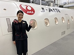 ジャルパック、伊丹空港で一般非公開エリアの体験ツアー、現役パイロットが離発着を解説、客室乗務員らが企画