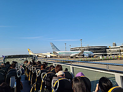 成田空港の非公式エリアをめぐるバスツアー、航空機の離着陸を降車して見学、整備地区の車窓見学も