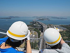瀬戸大橋開通35周年でスカイツアーを拡大、海上175メートルの主塔へ、立入不可の管理路も