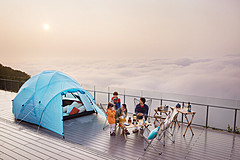 北海道トマムで「雲海テラス」展望デッキで貸切キャンプ、今年は愛犬も宿泊可能に