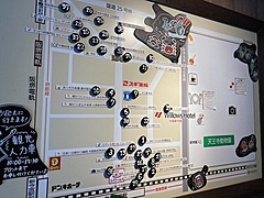 ホテルのロビーに宿泊客も書き込める名店紹介の案内板、穴場や地域密着情報を共有、大阪・新世界のホテルが開始