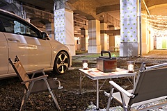 東京・秋葉原の高架下で車中泊デビュー、1台あたり5500円、キャンプ練習場が新プラン
