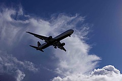 米国の航空会社、今夏の旅客数は過去最高の見通し、夏の旅行需要増加で株価も上昇、一方で下半期は鈍化の予想も