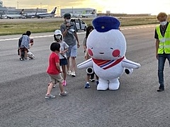 神戸空港、早朝の「親子滑走路ウォーク」、制限区域内で夏休みイベント、応募者多数で抽選に