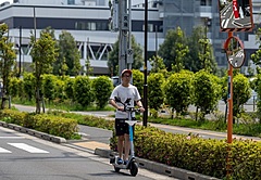 山梨県・河口湖駅前で、電動キックボードのレンタル開始、対面で貸出し、インバウンド急増に対応