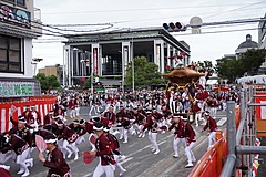 大阪府「岸和田だんじり祭」、着席観覧券を販売、「VIP席」は弁当・土産付き2.5万円、一方で最安1000円席も