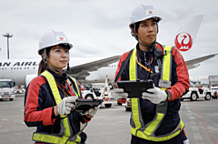 ANAとJAL、空港業務や施設を共有化へ、作業資格を相互承認で運用など、共同取り組みの検討を開始