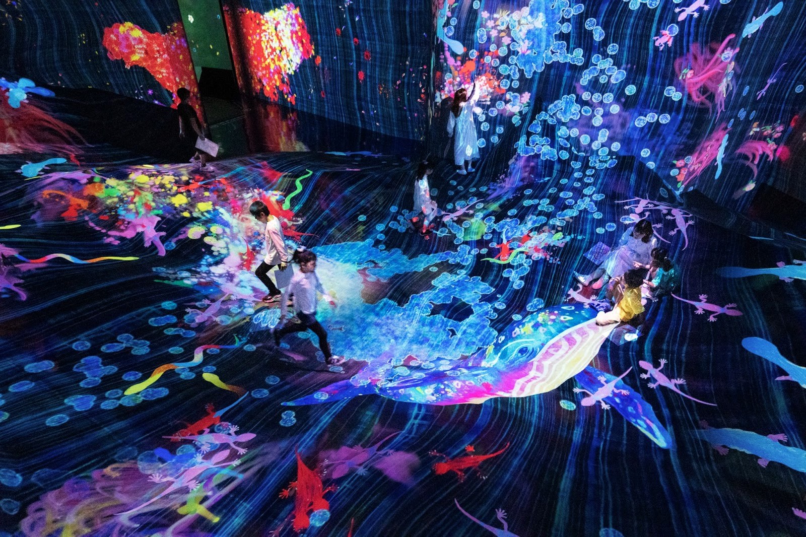 DFS沖縄、チームラボ「未来の遊園地」を常設展示、ショッピングとの