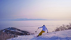 北海道・富良野スキー場、ゲレンデに一番乗りで滑走する期間限定プラン、プロカメラマンが映像撮影も