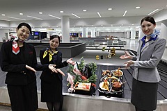 中部国際空港、手荷物受取ターンテーブルに食品サンプル、「名古屋めし」をアピール