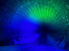 クラブツーリズム、東京の地下巨大トンネルを歩くツアー、ライトアップで光の回廊に