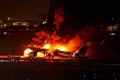 JAL機の衝突事故、海外メディアは全員脱出を「まさに奇跡」と報じる、手荷物を持たず整然と脱出、客室乗務員の冷静な判断を称賛