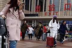 中国の春節連休、国内観光収入は2019年比で7.7%増、平均支出は下回る、出入国者数は90%まで回復