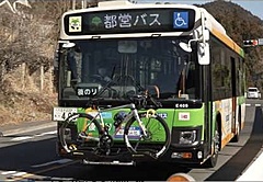 都営バスが「サイクルバス」を運行、青梅・奥多摩地域で実証、バス前面に2台搭載を可能に